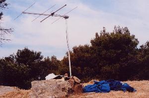 La sazione portatile. Ecco l'installazione della stazione. Potete riconoscere sicuramente l'antenna a 4 elementi su un paletto da 1,5 metri sorretto da un cumulo di pietre. L'apparato FT290  alimentato da una batteria al piombo da 7,5Ah. Il log, zaino, cappello e poco altro. Bisogna essere leggeri per arrivare in quota a piedi.