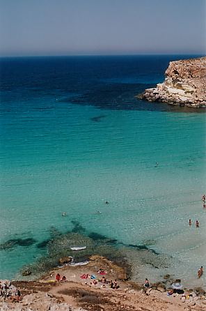 Quando finalmente arrivi a met sentiero, dopo aver percorso gi buoni 20 minuti a piedi, ti si presenta questo panorama. Questo  il mare di fronte alla Spiaggia dei Conigli.