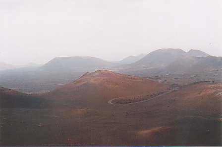 Il paesaggio lunare si estende per chilometri. All'interno del parco  consentito circolare solamente sulle strade asfaltate. Non  permesso uscire a piedi dai bordi della strada, questo per salvaguardare il delicato ambiente naturale che si  creato. Basti pensare che tutto quello che si vede  roccia lavica. Su essa crescono piccoli licheni, l'unica vegetazione possibile.