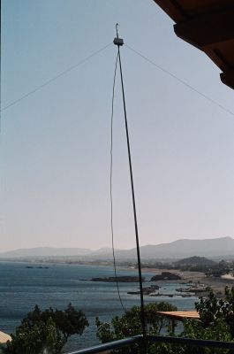 Durante la permanenza, la stazione SV5/IZ4CCO ha operato con una windom ed un dipolo sui 20m. Ho montato il dipolo con balun 1/1 (il tutto home made) sulla solita canna da pesca di 5m sul balcone. Come si vede in foto, il dipolo poteva essere rimosso velocemente. In caso di vento, infatti, volevo essere pi tranquillo e quindi smontavo tutta la parte aerea abbassando semplicemente la canna da pesca telescopica.