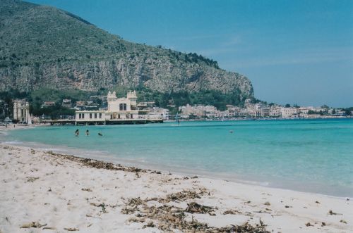 Sfruttiamo subito la prima giornata di sole e partiamo per Mondello, la spiaggia dei palermitani, proprio sotto il Monte Pellegrino (con un R4 facilmente raggiungibile). In foto lo stabilimento balneare e sullo sfondo il monte con la riserva di Capo Gallo. 