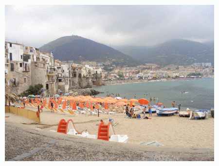 La spiaggia sabbiosa  proprio in paese. Si pu mangiare in un bel ristorantino su una terrazza sul mare e a due passi sdraiarsi al sole. Nonostante la vicinanza del paese l'acqua  limpidissima e ottimamente balneabile.