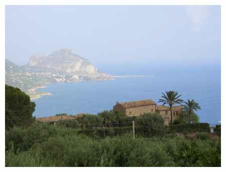 Un altra vista dal lato di SantAmbrogio. Si vede la rocca che sovrasta Cefalu.